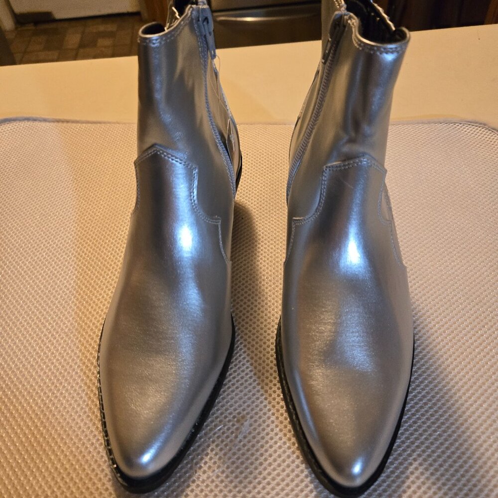 No Boundaries size 8 silver ankle boots